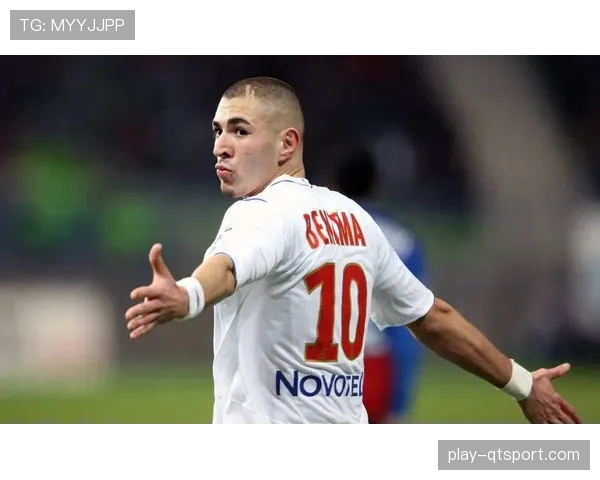 吉拉尔-博诺披露本泽马早年成长故事:八九岁进入里昂训练中心 吉拉尔-博诺披露本泽马早年成长故事:八九岁进入里昂训练中心